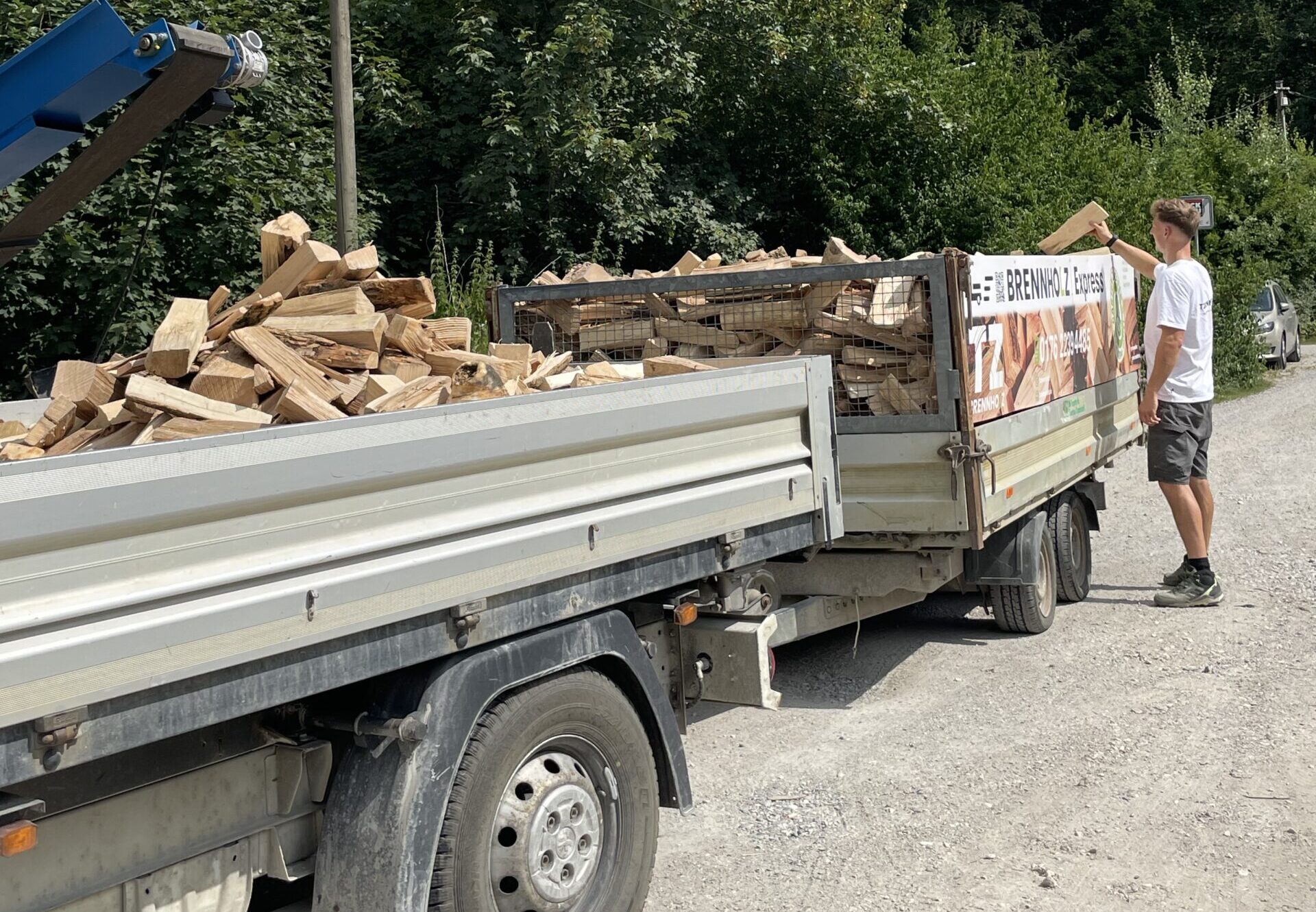 Brennholzexpress beim beladen mit TZ Brennholz T-Shirt
