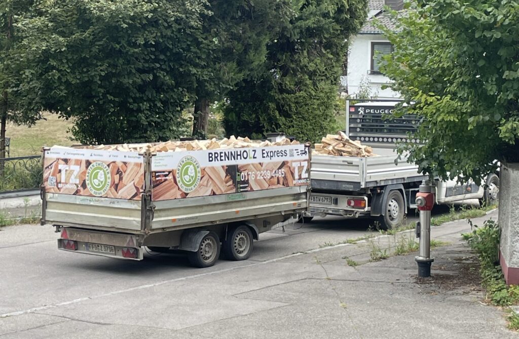 Brennholzexpress Aufnahme aus der Entfernung